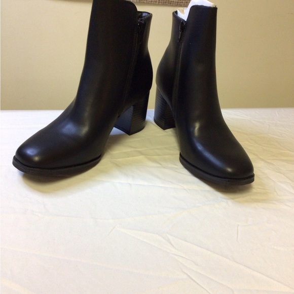 White Mountain Black Ankle Booties with Chunky Heel - Picture 2 of 8